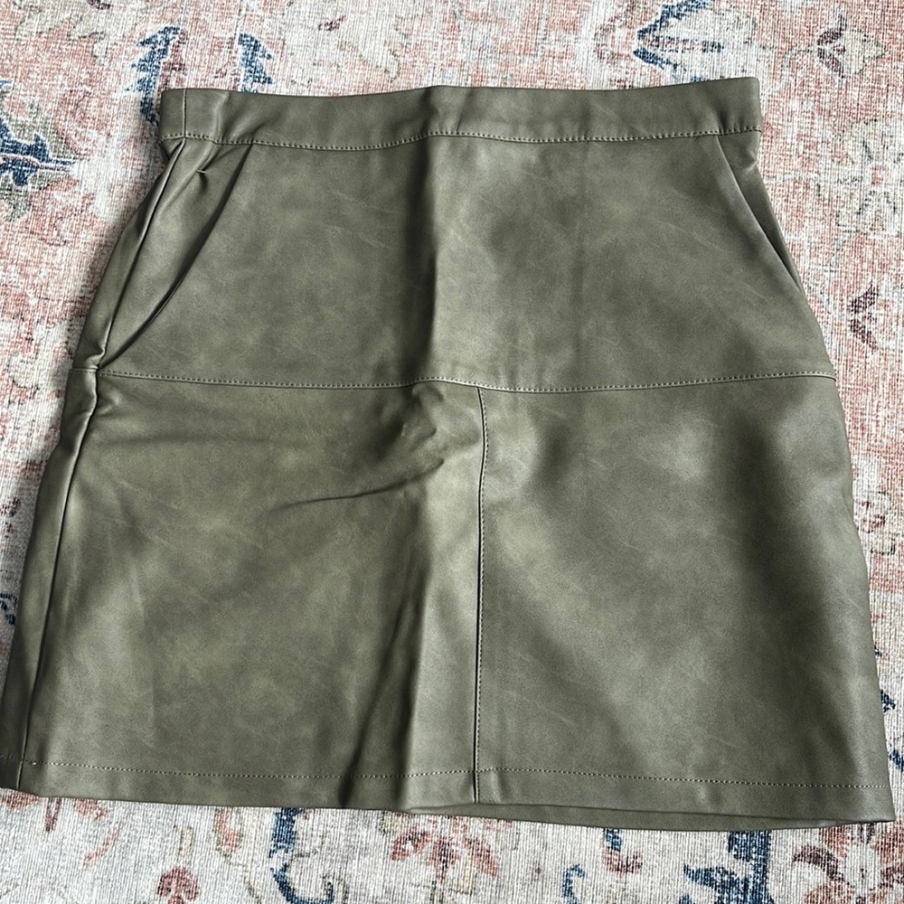 Shine star leather green skirt. Size s.